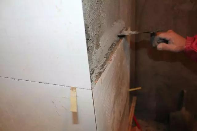 墙砖翘了怎么补救呢(墙砖翘起来是因为什么)